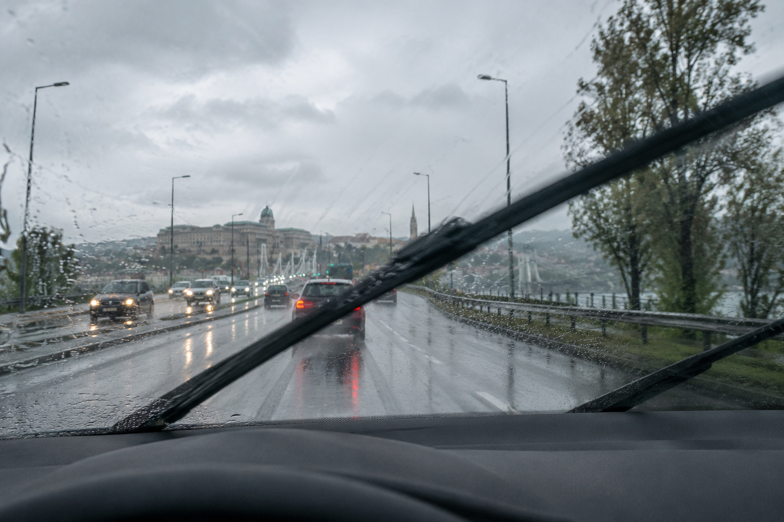 Csíkozó ablaktörlő nedves autószélvédőn